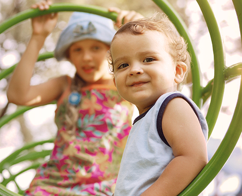 Kleiner Junge schaut in die Kamera