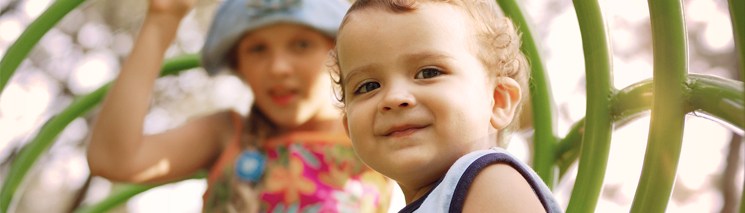 Kinder Kleiner Junge schaut in die Kamera