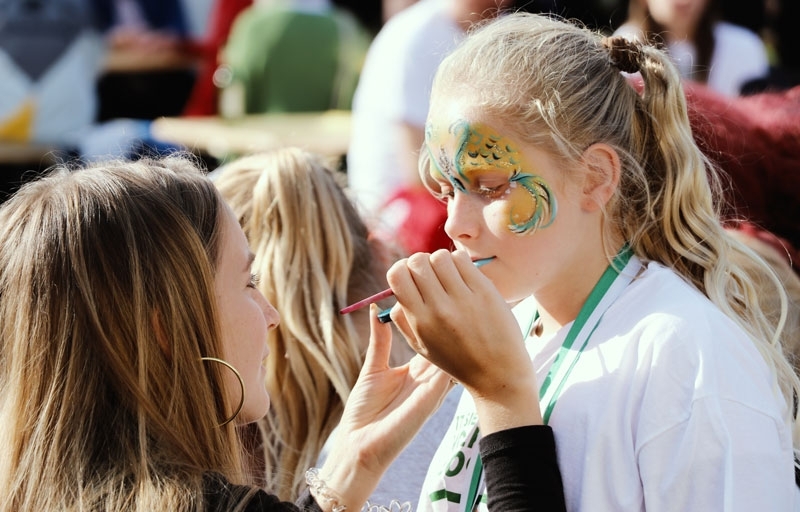 Kinderschminken - Teil des Rahmenprogramms am Tag der Nachbarn - Bauverein Rüstringen