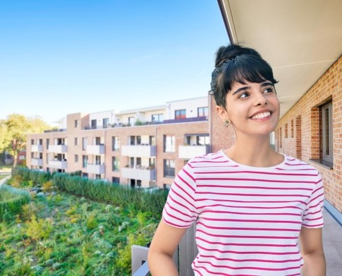 Eine junge Frau im Neubau des Bauvereins.