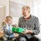 Großvater gibt seinem Enkel ein Geschenk, welcher sich sehr freut