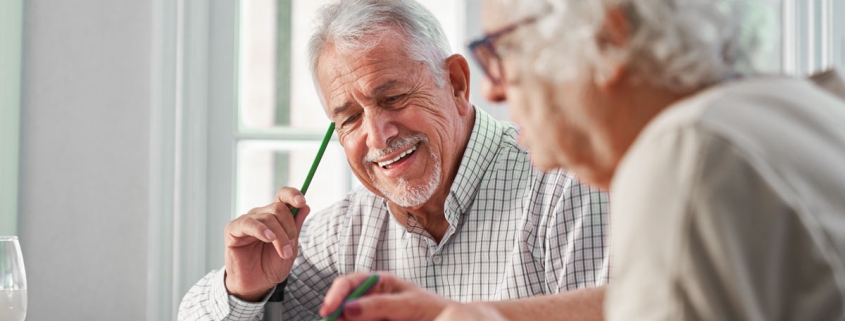 Ältere Menschen lösen Denksportaufgaben bei der Veranstaltung Frische Brise im Kopf des Bauverein Rüstringens