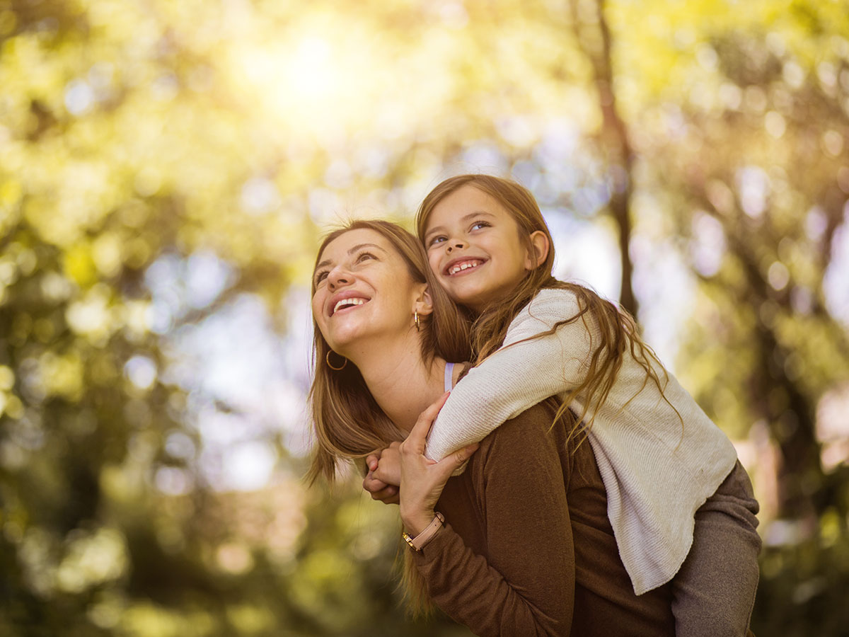 Mutter und Tochter in der Natur