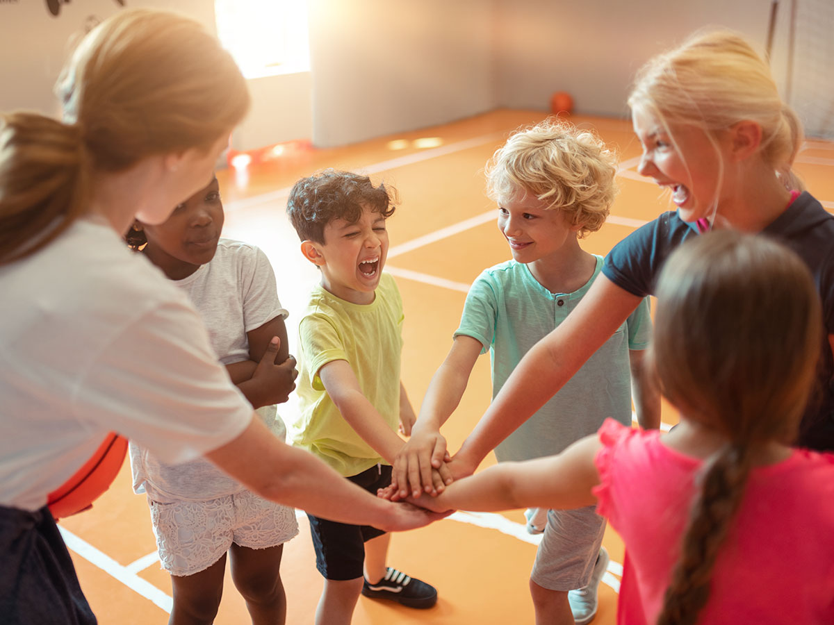 Kinder beim Sportunterricht