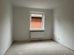 Schlafzimmer - *Ab sofort* Gemütliche 3-Zimmer-Erdgeschosswohnung mit Kochnische & Mansardenzimmer